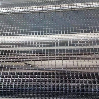 Comment installer une géogrille en plastique par temps chaud pour éviter les dommages ?
